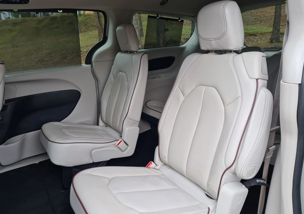 Chrysler Pacifica cena 119000 przebieg: 159000, rok produkcji 2017 z Góra małe 379